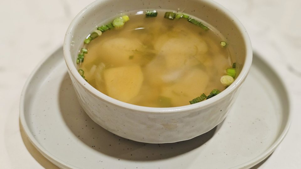 Bol de bouillon clair aux oignons verts