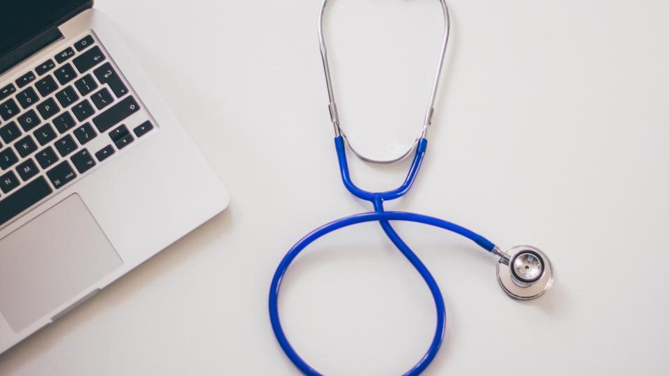 Ordinateur et stéthoscope, symboles de la téléconsultation