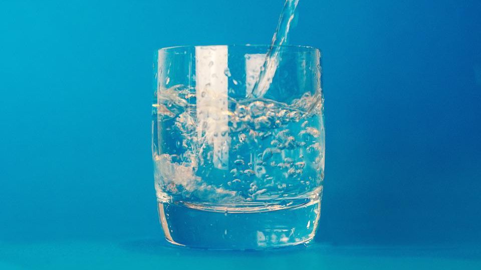 Eau fraîche versée dans un verre transparent