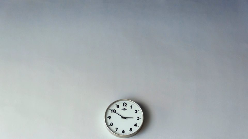 Horloge murale minimaliste sur un mur clair