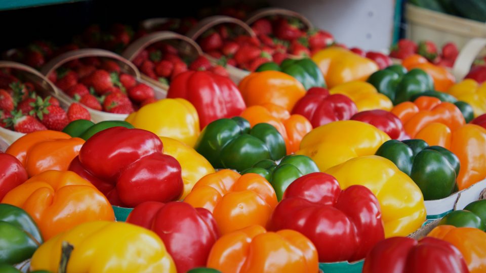 Poivrons colorés dans des paniers sur un étal de marché