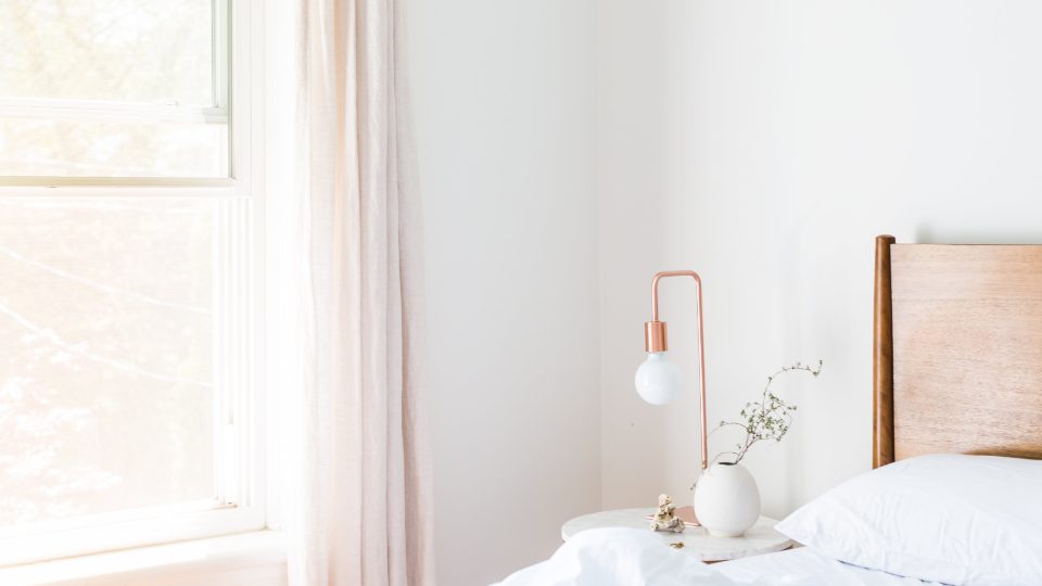 Chambre claire au matin, lumière douce par la fenêtre