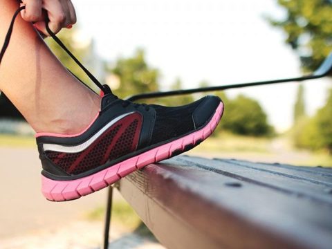 Coureuse laçant sa chaussure