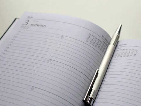 Agenda ouvert sur une page datée