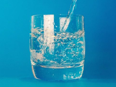Eau fraîche versée dans un verre