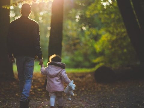 Père et fille marchant sur un chemin