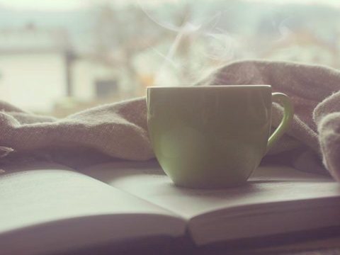 Tasse fumante et plaid douillet