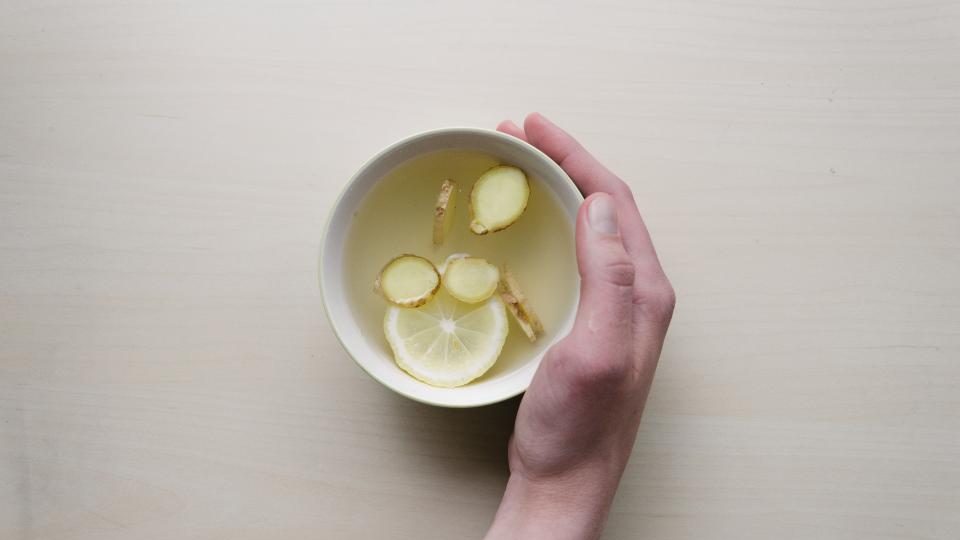 Tisane citron-gingembre tenue en main